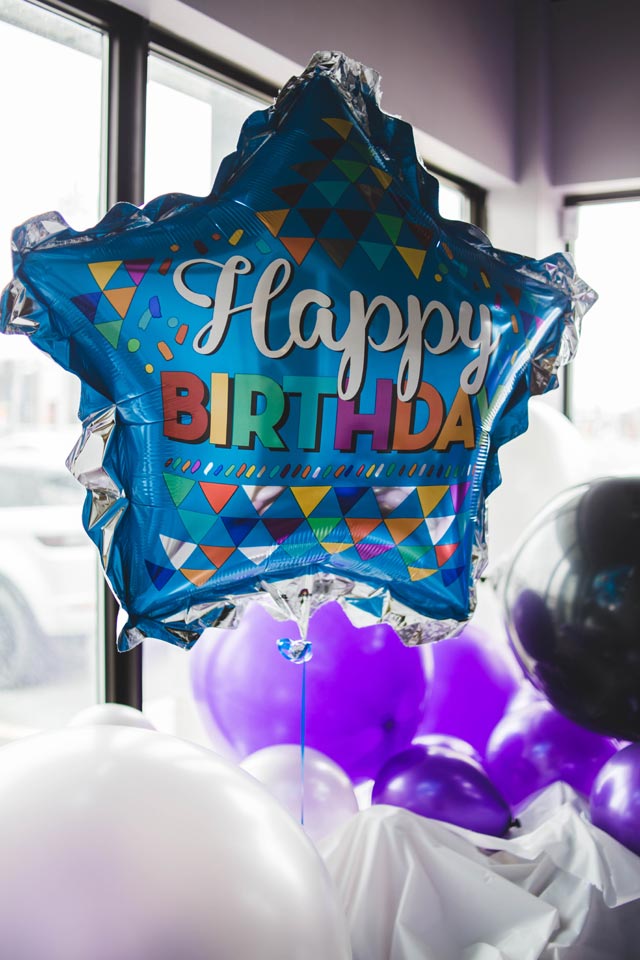 børnefødselsdag med en stor heliumballon